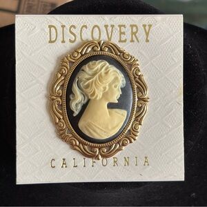 Discovery California Gold, Off White Black Cameo Brooch